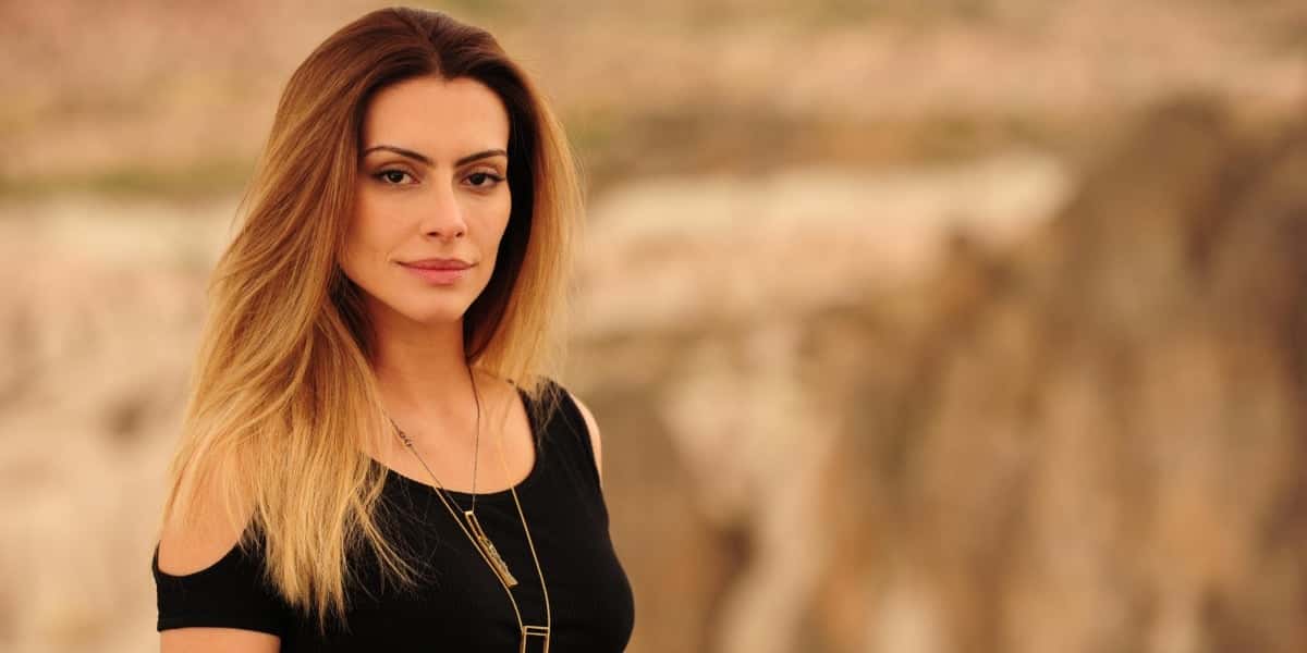 Cleo Pires cruza as pernas e mostra o que tem nelas (Foto: Reprodução)