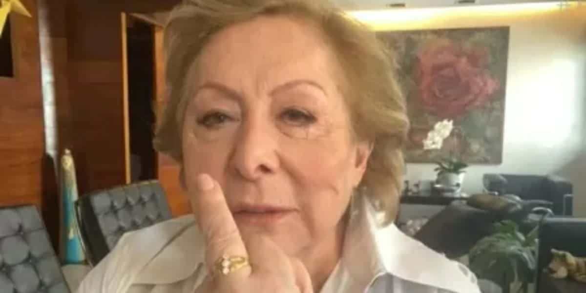 Aracy Balabanian mostra dedo do meio para Patrícia Poeta ao vivo no É de Casa (Foto: Reprodução/Globoplay)