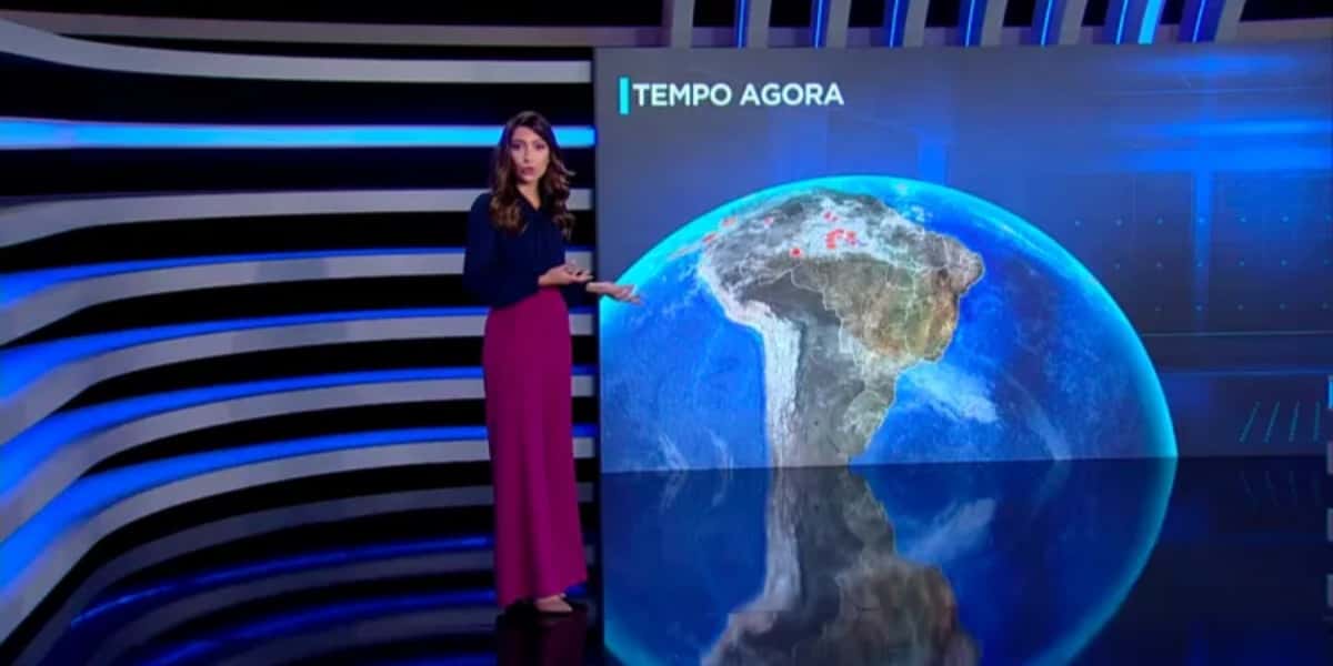 Paloma Poeta em estreia no comando da previsão do Tempo no Jornal da Record (Foto: Reprodução)