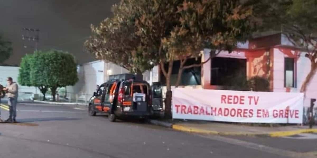 Funcionários da emissora estão em greve (Foto: Reprodução)