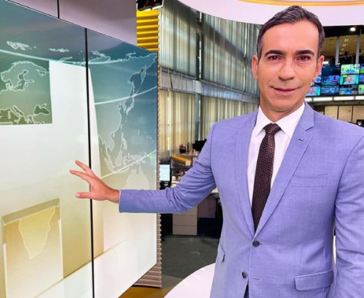 César Tralli foi obrigado a apresentar uma versão reduzida do JH (Foto: Reprodução/Instagram)