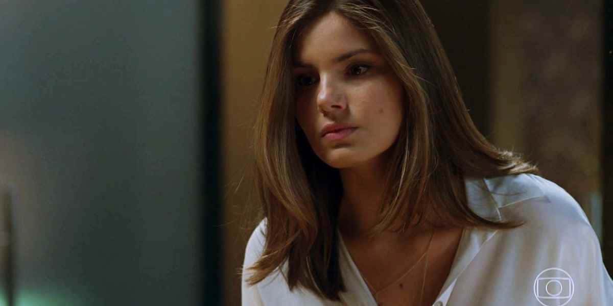 Luiza faz investigação particular em Pega Pega (Foto: Reprodução/Globo)
