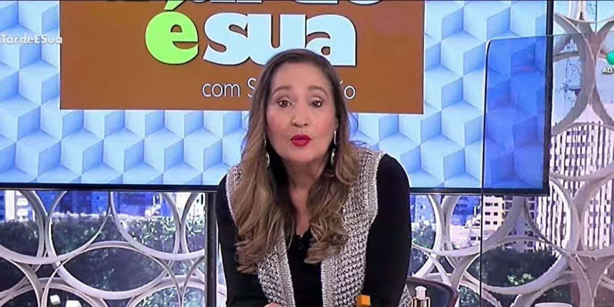 Sonia Abrão na bancada do "A Tarde é Sua" (Foto: Reprodução/RedeTV!)