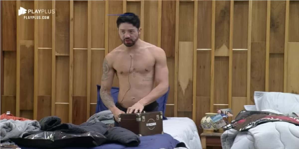Peões recebem figurinos para festa e reclamam (Foto: Reprodução/ Record TV)