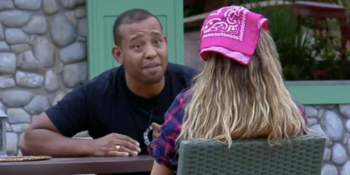 Mussunzinho e Erika discutem na "Fazenda 13" (Reprodução)