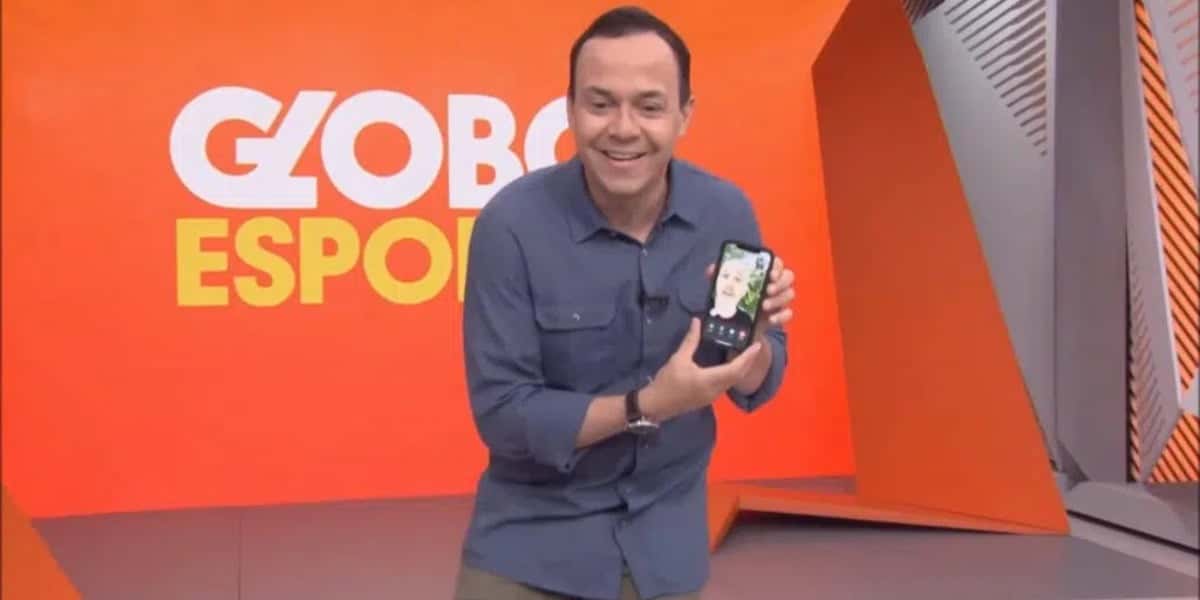 Ao vivo no Globo Esporte, Tiago Medeiros ligo para zoar Alex Esobar (Foto: Reprodução)
