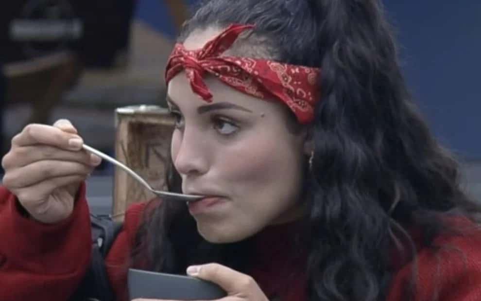 Aline fica nua às câmeras em A Fazenda 13 (Foto: Reprodução)