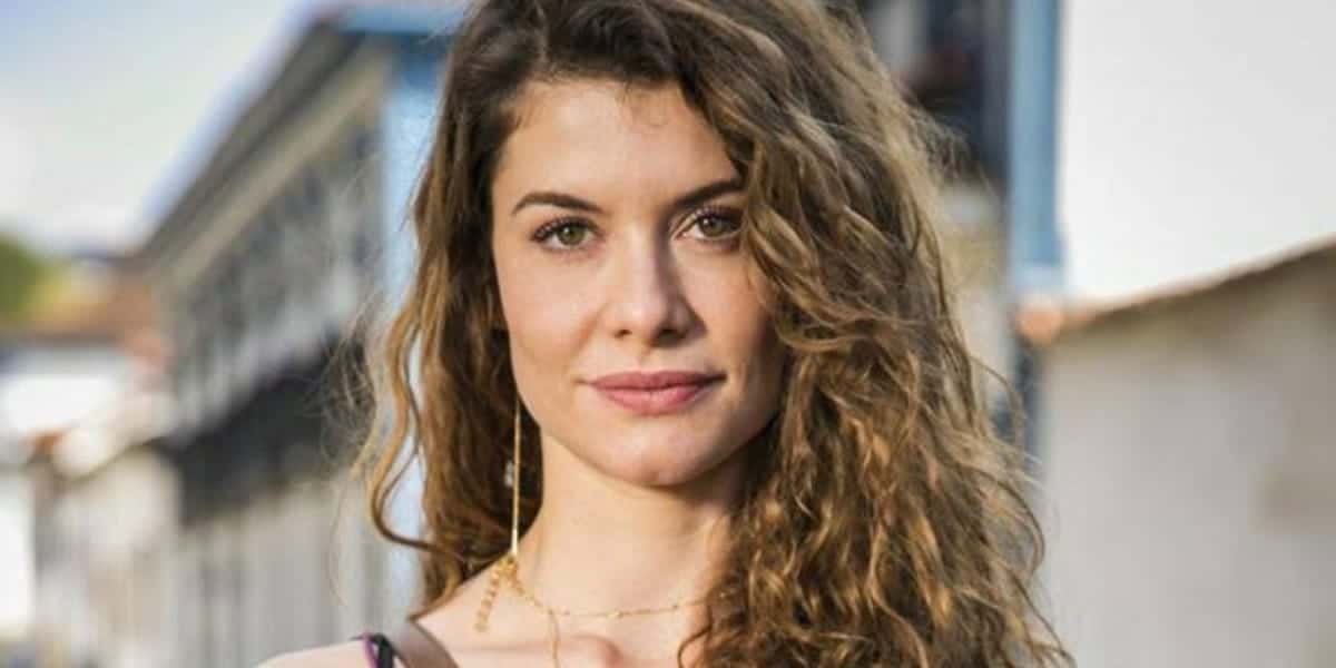 Alinne Moraes surge sem cabelo (Foto: Reprodução)