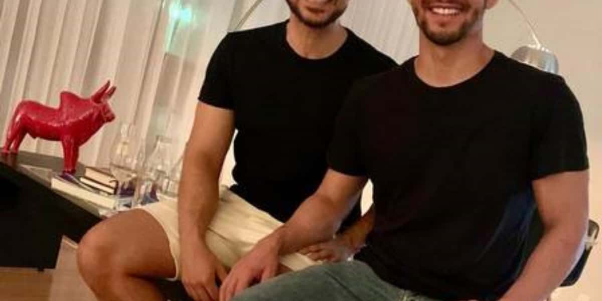 Israel Batista ao lado do namorado (Imagem: Reprodução)