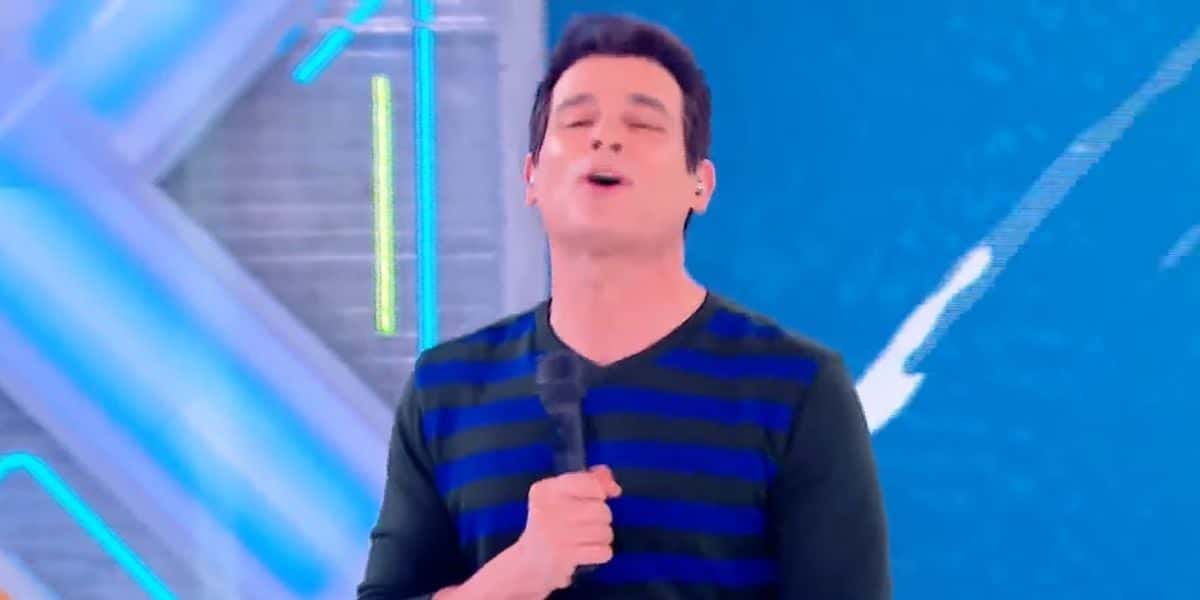 Celso Portiolli pagou mico no palco do Teleton (Foto: Reprodução)