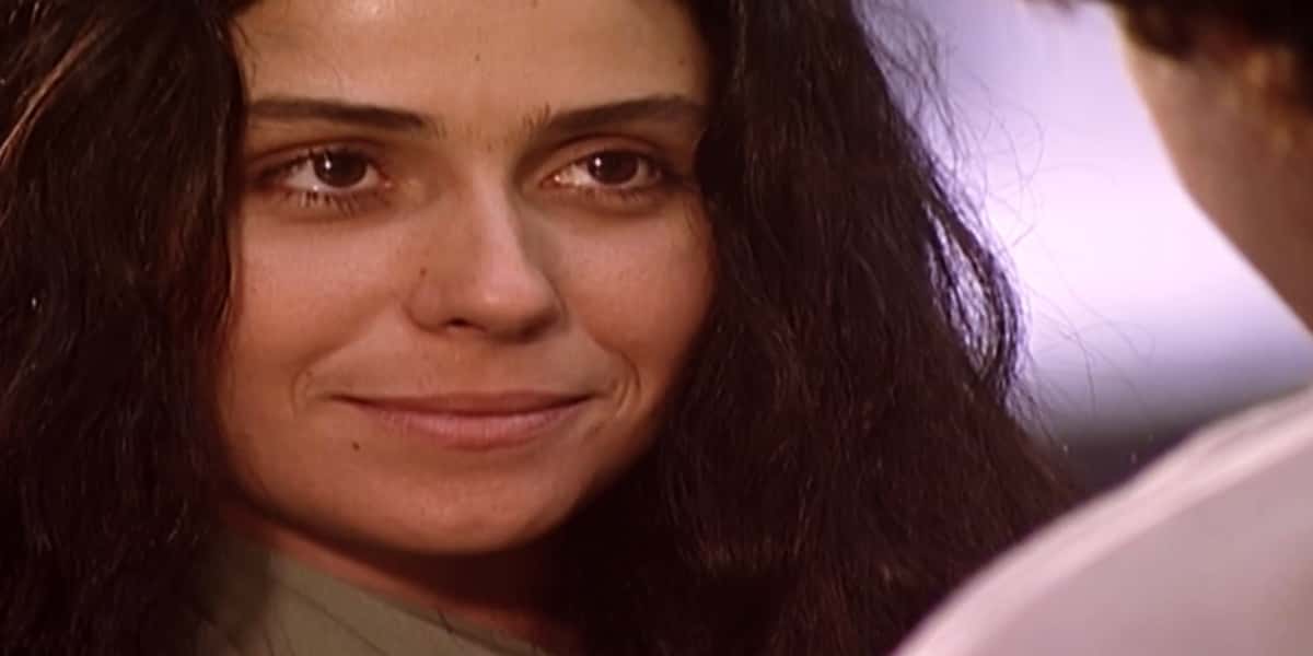 Jade recebe promessa sem jeito de Lucas em O Clone (Foto: Reprodução/Globo)