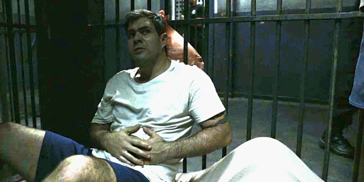 Juliano Cazarré quando levou facada em "Amor de Mãe" (Foto: Reprodução/TV Globo)