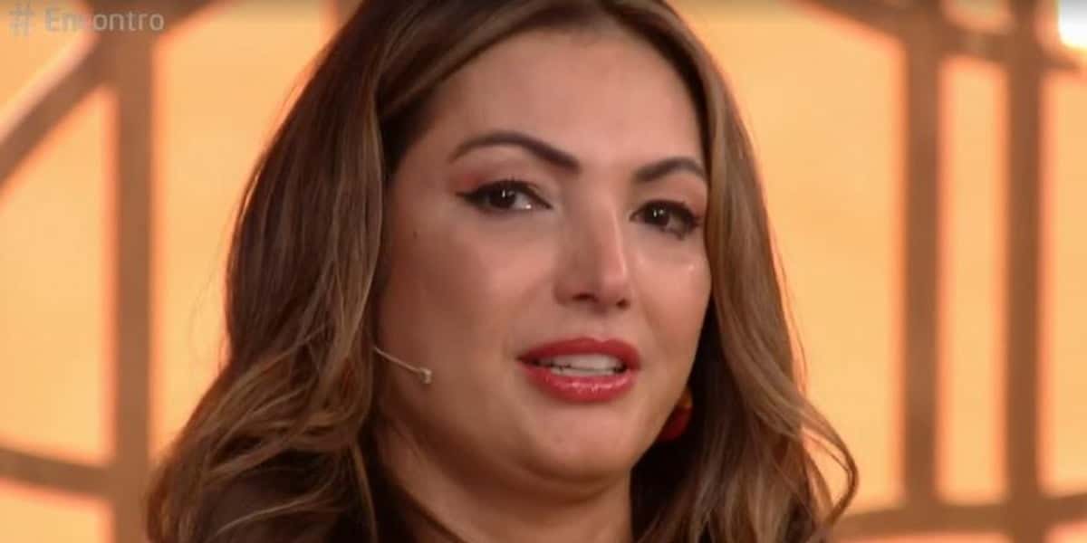 Patrícia Poeta chorou no "Encontro" (Foto: Reprodução/TV Globo)