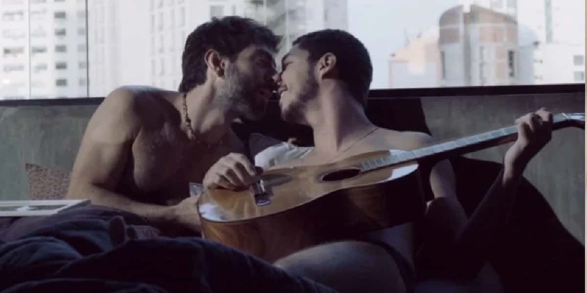 Ator revelou roda de oração antes de cenas de sexo em 'Verdades Secretas' (Foto: Reprodução/Globo)