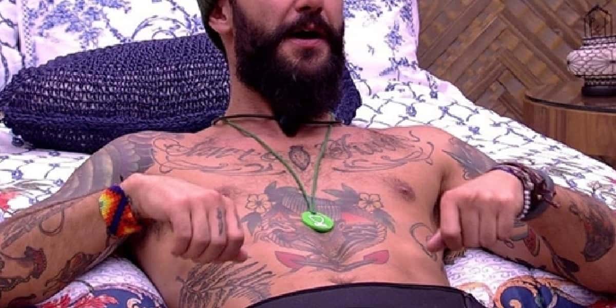Ex-BBB gostosão é flagrado na praia tomando banho completamente pelado (Foto: Divulgação)
