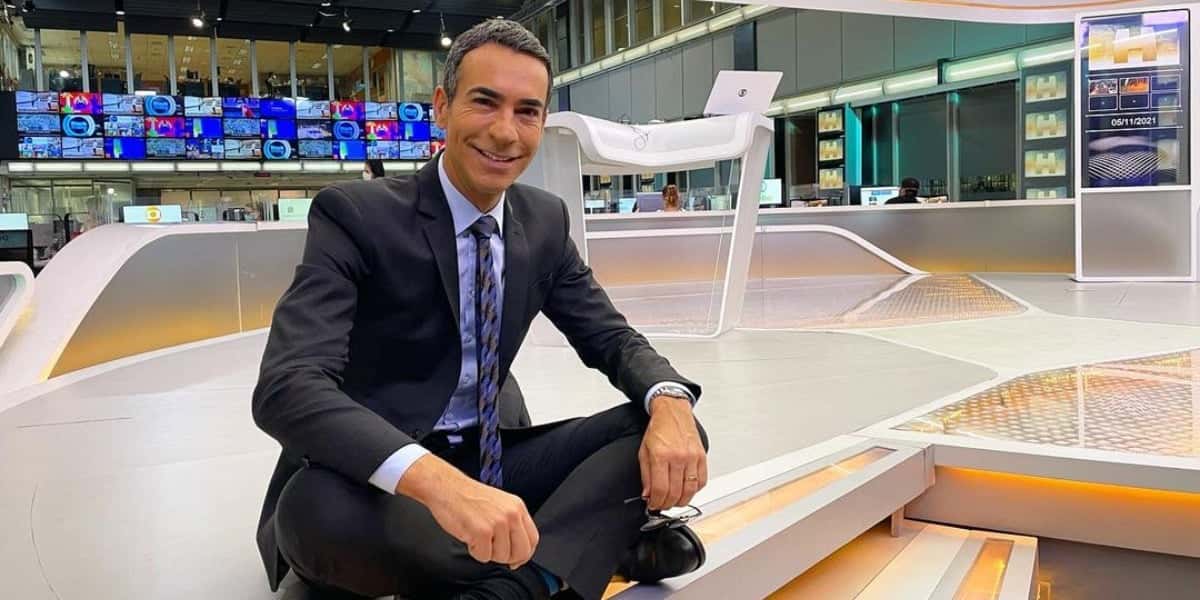 César Tralli nos estúdios do Jornal Hoje, da Globo (Foto: Reprodução/Instagram)