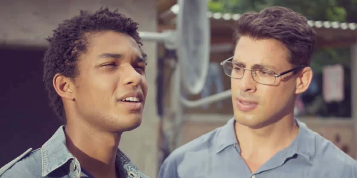 Ravi (Juan Paiva) e Christian (Cauã Reymond) em "Um Lugar ao Sol" (Foto: Reprodução/TV Globo)