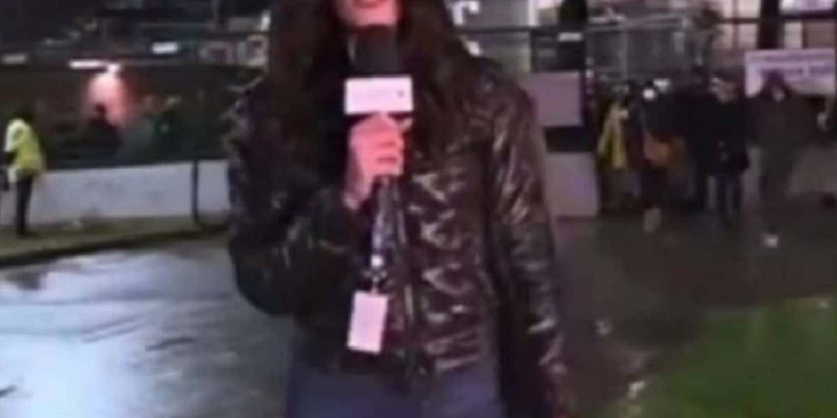 Repórter italiana sofre assédio ao vivo (Foto: Reprodução)