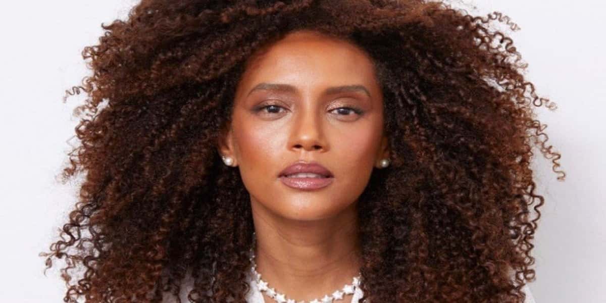 Taís Araújo surgiu sem roupa e mostrou intimidade com o marido (Foto: reprodução)