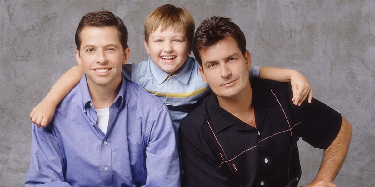 Charlie Sheen ganhou fama mundial na série "Dois Homens e Meio" (Foto: Reprodução)