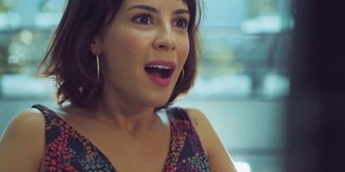 Lara fica maravilhada com descoberta na novela Um Lugar ao Sol (Foto: Reprodução/Globo)