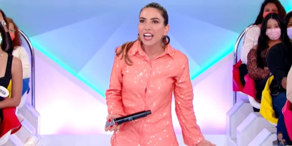 Patrícia Abravanel está no comando do 'Programa Silvio Santos’ desde o mês de outubro, quando começou a substituir o pai. E de acordo com o site ‘Em Off’, agora Patrícia Abravanel deve assumir de forma definitiva em 2022 o programa aos domingos. O apresentador Silvio Santos segue afastado da TV após ser diagnosticado com Covid-19 no mês de agosto, apenas duas semanas após seu retorno ao trabalho, depois de quase 2 anos em casa, atendendo o isolamento social. A convocação de Patrícia Abravanel no comando do programa dominical de maior audiência do SBT só deve acontecer após o aval definitivo do pai. Mas segundo informações do mesmo site, nos bastidores da emissora, isso já é tratado como algo certo.