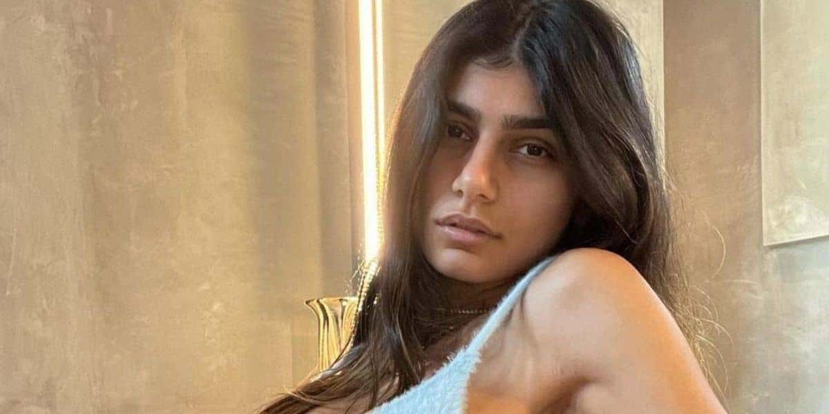 Mia Khalifa teve morte declarada em seu Facebook, mas, ela não morreu! (Foto: Reprodução)