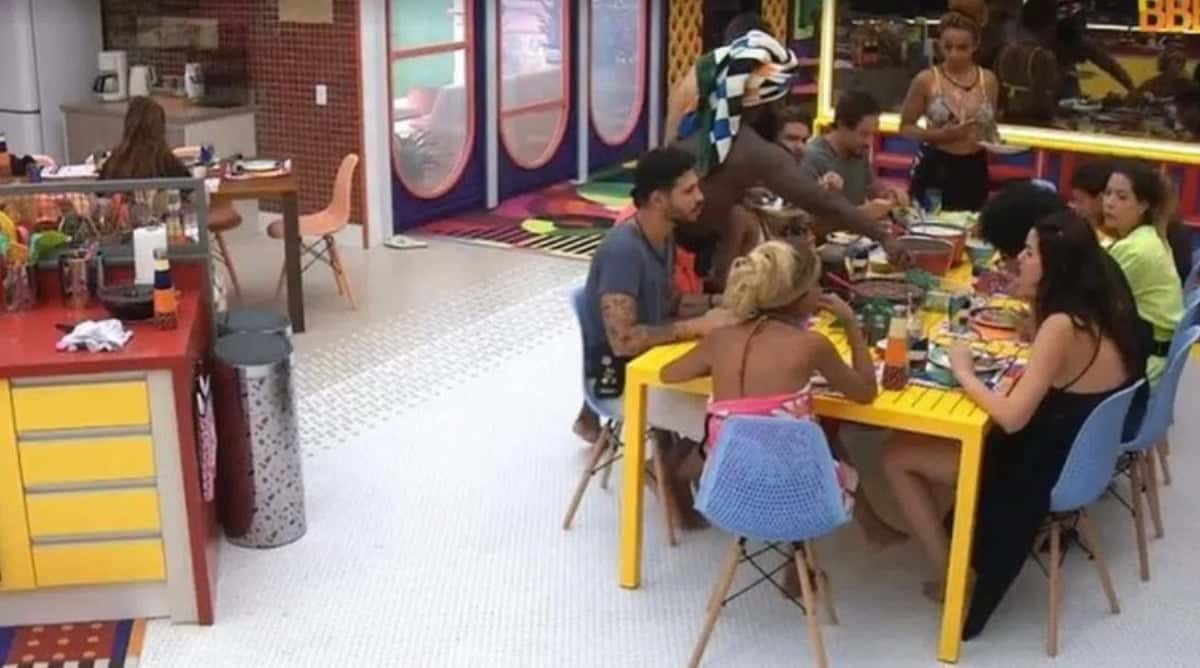 Naiara Azevedo é excluída durante o almoço (Foto: Reprodução / Internet)