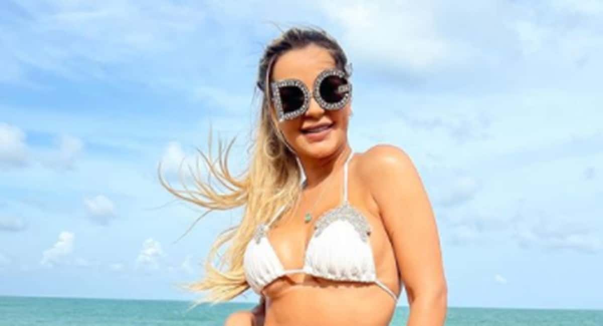 Deolane Bezerra e seu óculos criticado na praia (Foto: Reprodução/ Instagram)