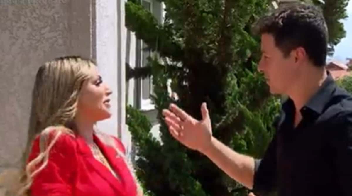 Deolane Bezerra é vítima de brincadeira de Rodrigo Faro no domingo (Foto: Reprodução/ Record TV)