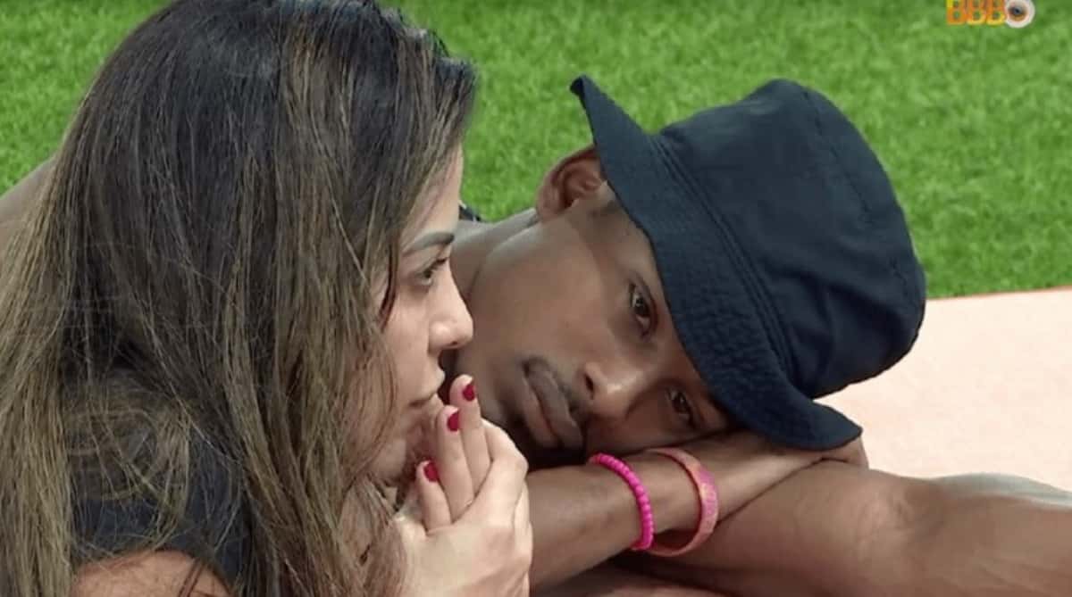 E a Jade? Paulo André conversa deitadinho com Laís (Foto: Reprodução / Globoplay)