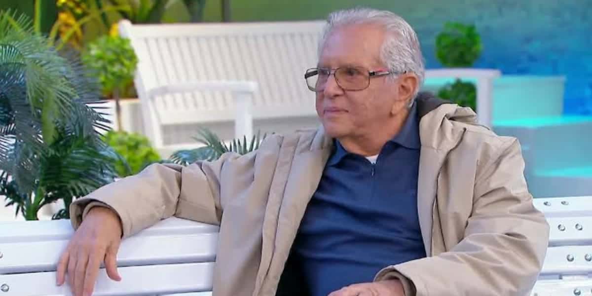 Carlos Alberto revelou que mandou embora uma atriz da Praça após flagrá-la sem calcinha (Reprodução/SBT)