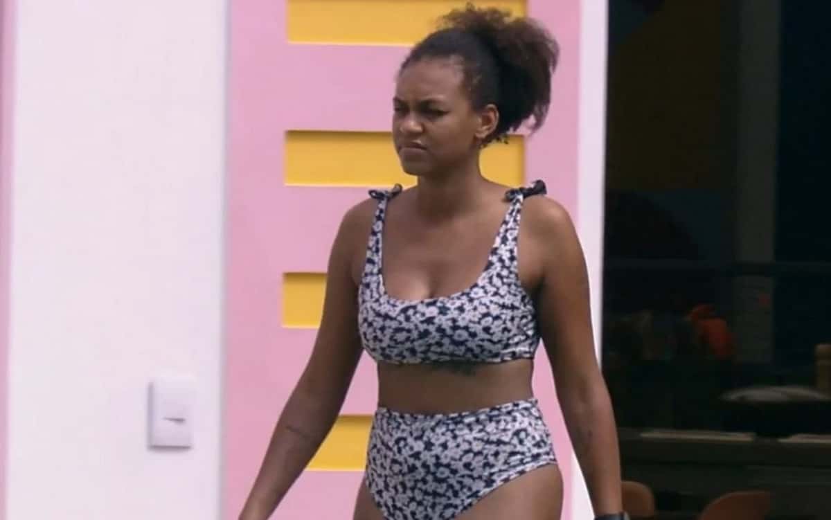 Jessilane deixa o feijão da xepa quiemar enquanto curte piscina (Foto: Reprodução / Globoplay)