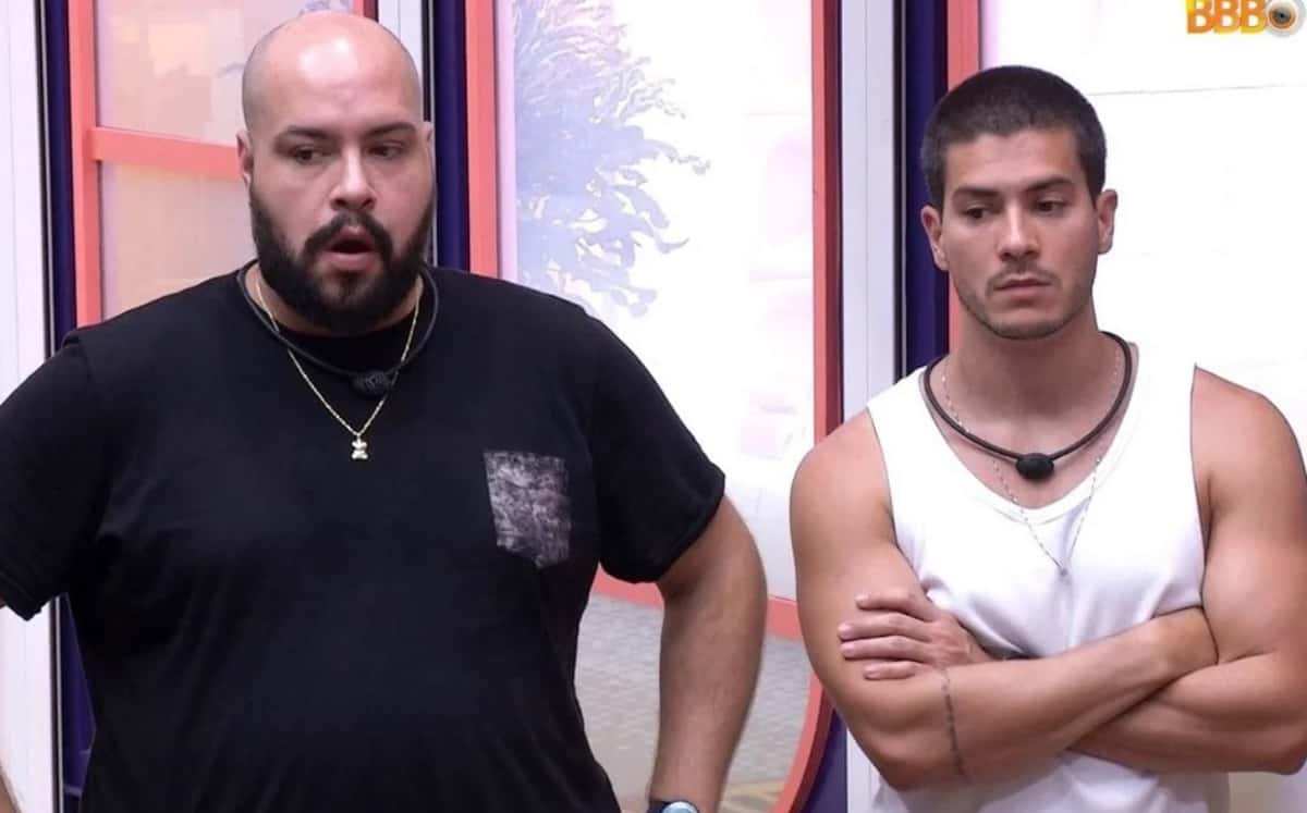 Arthur e Tiago se 'estranharam' com Douglas (Foto: Reprodução / Globoplay)
