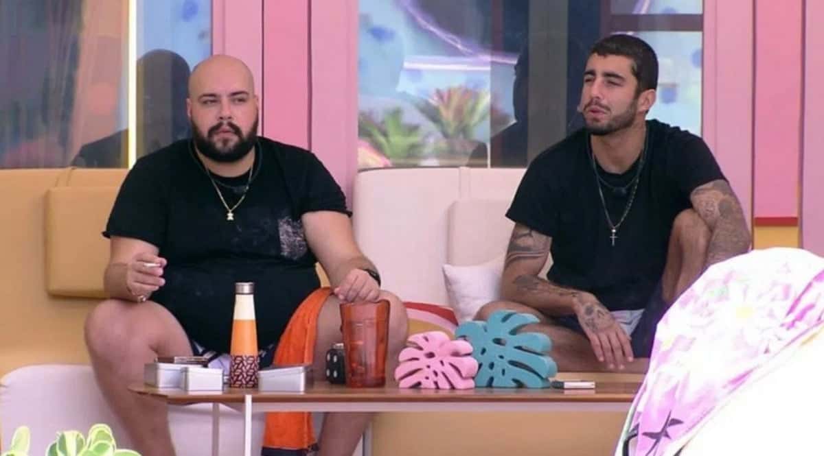 Tiago acordou pensativo (Foto: Reprodução / Globoplay)