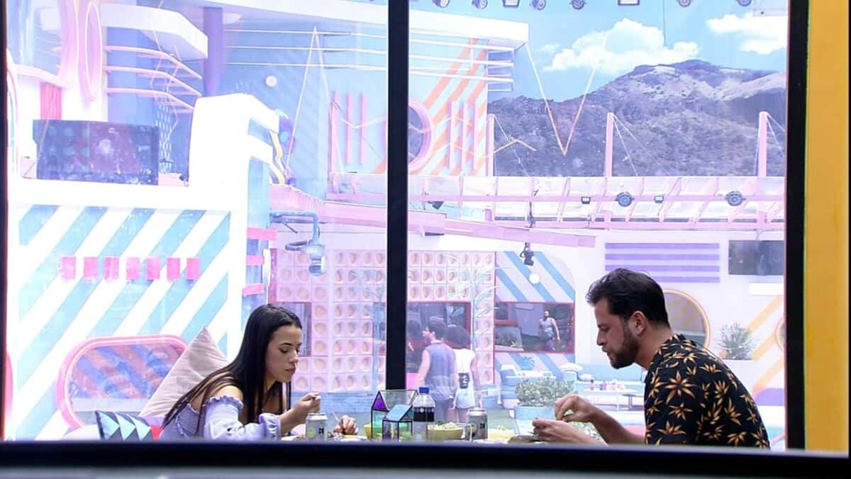 BBB22: Larissa e Gustavo aproveitam o almoço para falar de jogo (Foto: Reprodução)