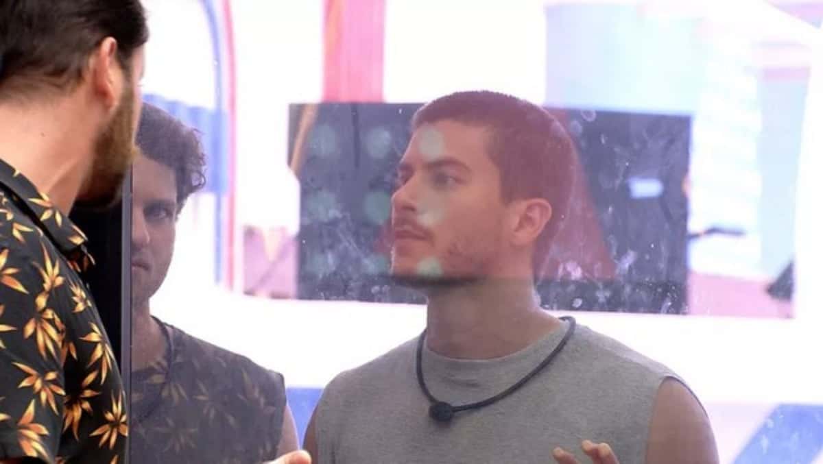 Arthur tem desconfianças de participantes da Casa de Vidro do BBB22 (Foto: Reprodução / Globoplay)
