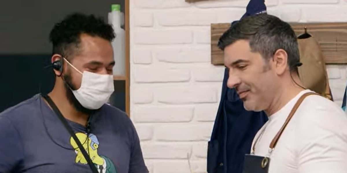 Edu Guedes e o funcionário do The Chef (Foto: Reprodução/Band)