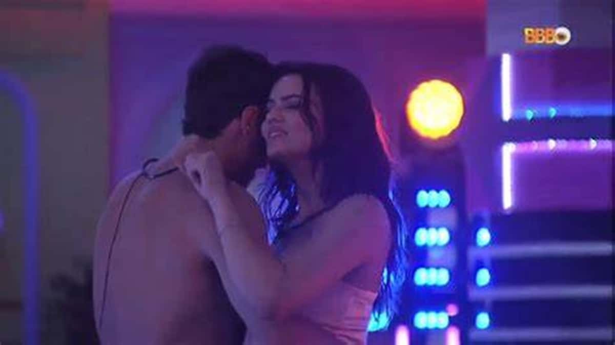 Eslovênia e Lucas trocam carinhos durante festa do lider no BBB22 (Reprodução/Globoplay)