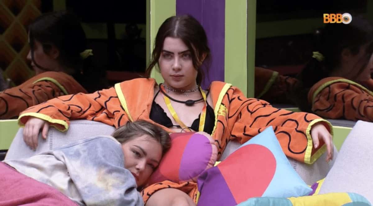 Jade recebeu um consellho de Larissa sobre suas amigas Bárbara e Laís (Foto: Reprodução / Globoplay)