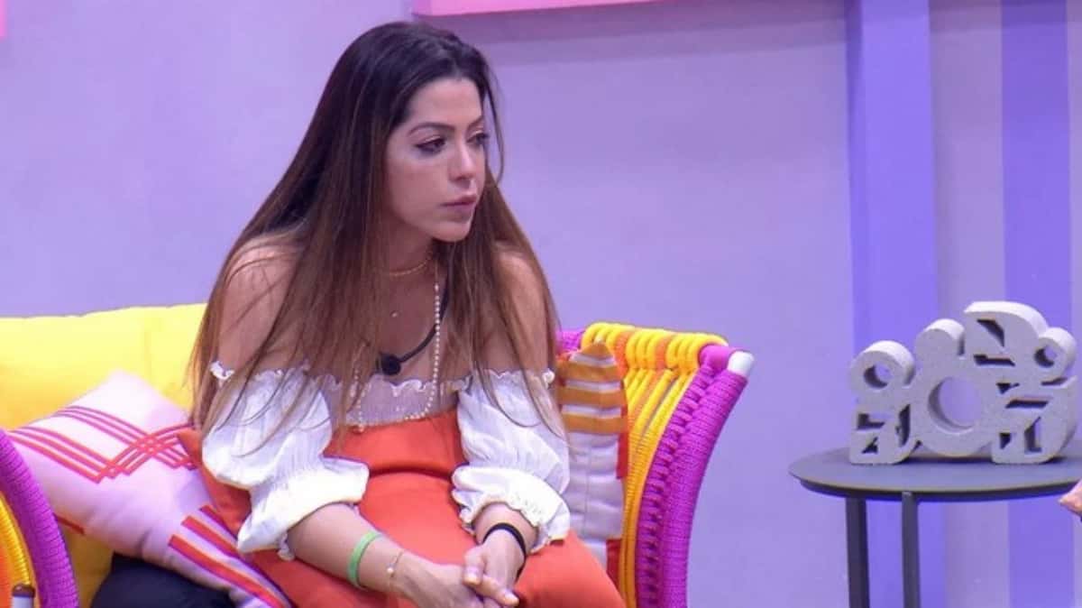 Laís comemora ao saber que Gustavo tem problema de coluna (Foto: Reprodução / Globoplay)