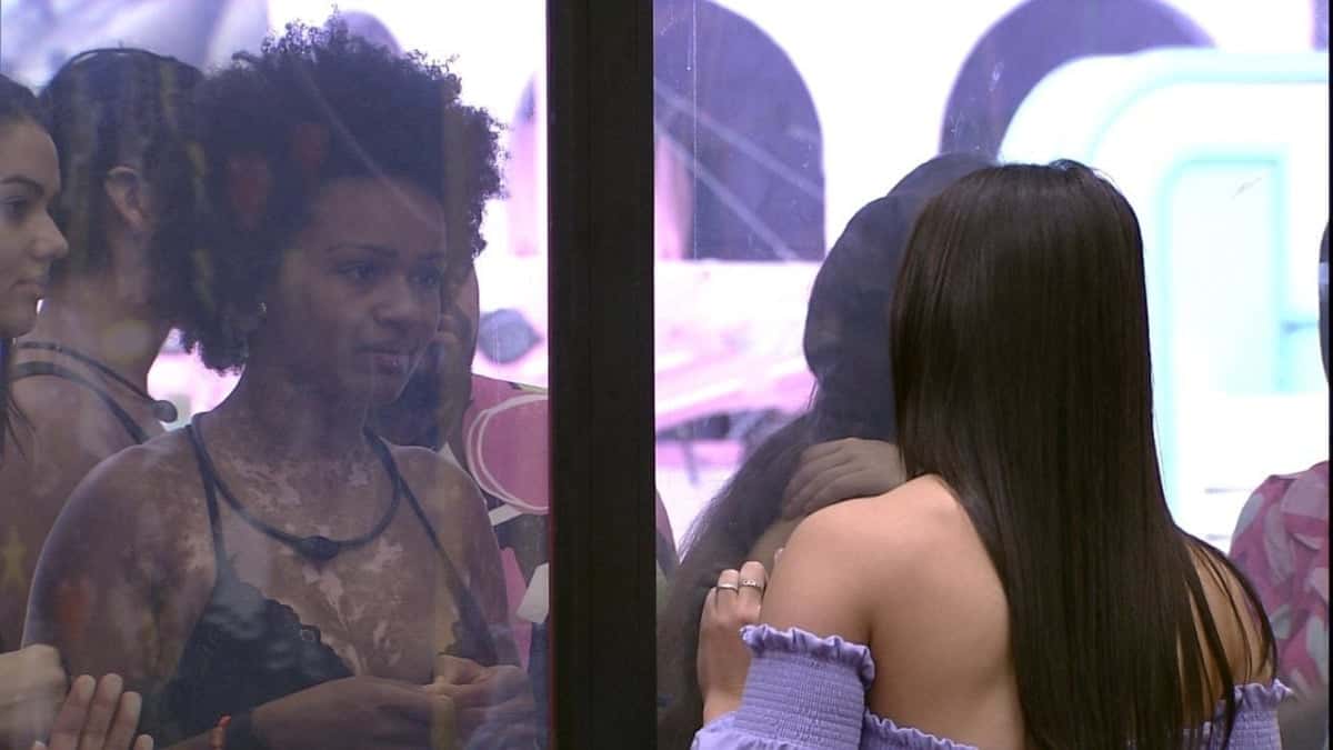 Natália é aconselhada por Larissa no BBB22 (Foto: Reprodução / Globoplay)