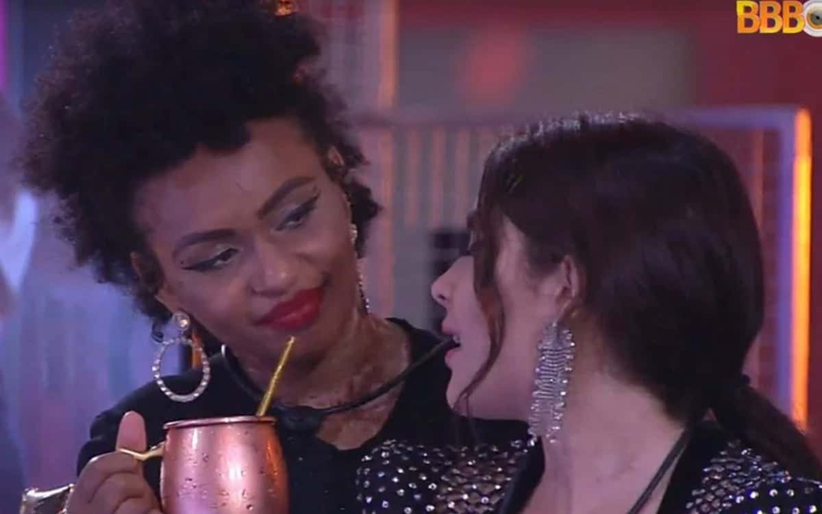 Natália teme ser julgada pelo público por beijar Eliezer (Foto: Reprodução / Globoplay)