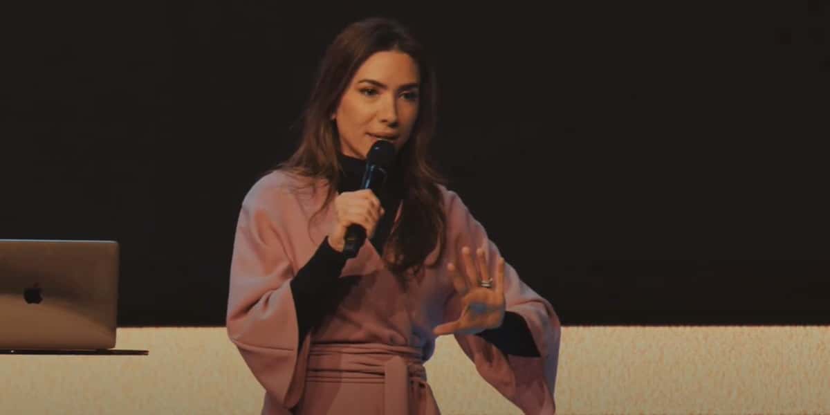 Patricia Abravanel em culto evangélico (Foto: Reprodução / YouTube)