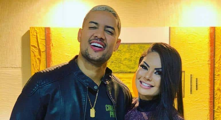 Clevinho ao lado de Paulinha Abelha - Reprodução