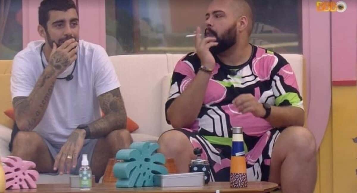 Scooby conversa com Abravanel na área externa do BBB22 (Foto: Reprodução / Globoplay)