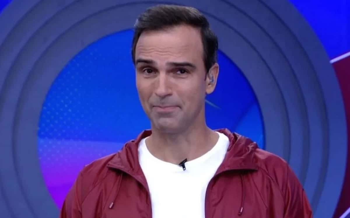 Tadeu Schmidt é o apresentador do BBB22 (Foto: Reprodução / Globoplay)