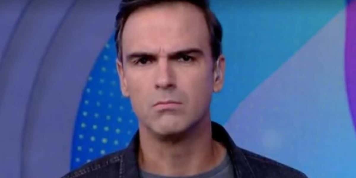 Tadeu Schmidt está sendo criticado por alguns participantes do BBB22 (Foto: Reprodução/Globo)