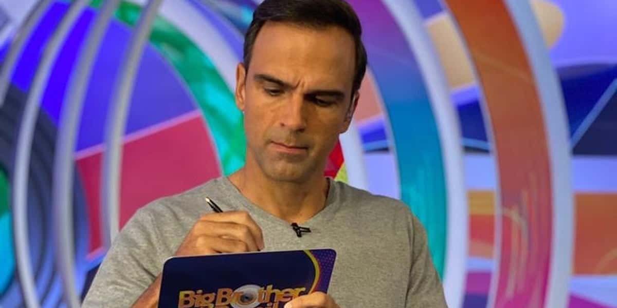 Tadeu Schmidt é o atual apresentador do BBB22 (Foto: Reprodução)
