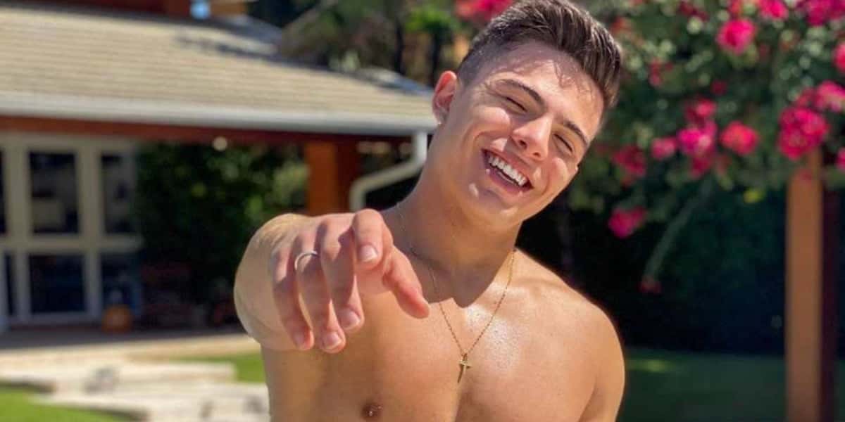Thomaz Costa desiste de divulgar fotos pelado após ganhar R$ 140 mil
